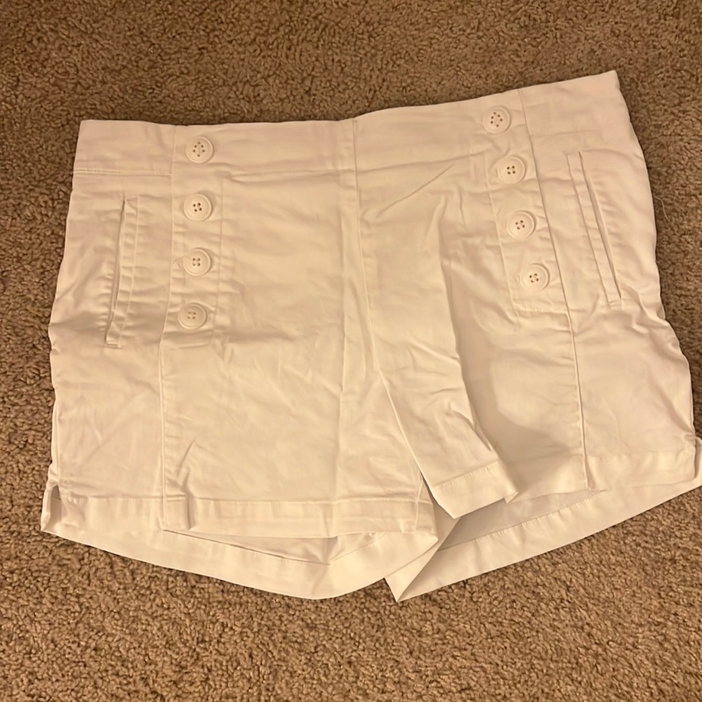 LOFT Riviera Short size 6 in White